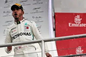 Lewis Hamilton ăn mừng chiến thắng phép màu