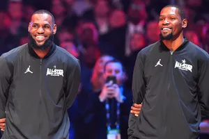 Kevin Durant (phải) rất ủng hộ quyết định chuyển đến LA Lakers của LeBron James