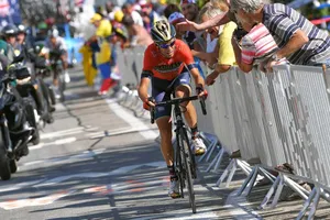 Các khán giả tìm cách tiếp cận Nibali trên đường đua