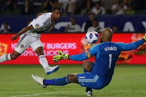 Ashley Cole dứt điểm qua người thủ môn Tim Howard