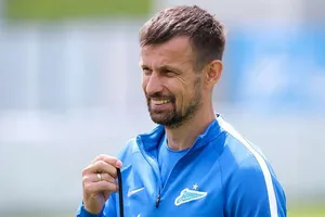 HLV Sergei Semak đang cười rất tươi