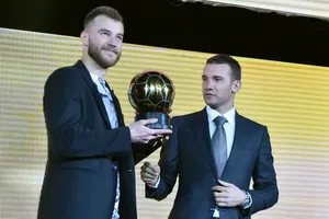 Shevchenko trong lần trao giải QBV Ucraina cho Yarmolenko