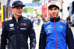 Pierre Gasly (phải) sẽ sát cánh cùng Max Verstappen từ mùa sau