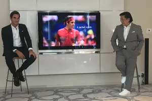 Federer (phải) trong buổi giới thiệu trang phục toàn đỏ của Uniqlo mà anh sẽ sử dụng ở US Open