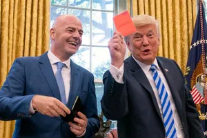 Tổng thống Trump khoe chiếc thẻ đỏ mà ông được nhận từ Chủ tịch Gianni Infantino