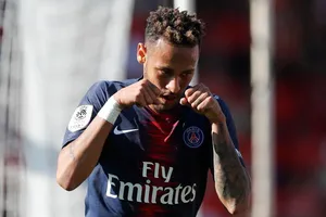 Neymar ăn mừng kiểu khóc nhè