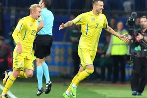 Yarmolenko ăn mừng sau pha lập công giúp tuyển Ucraina đánh bại Slovakia