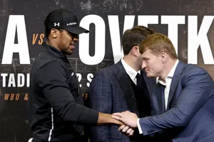 Alexander Povetkin (phải) và Anthony Joshua