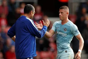 Barkley và HLV Sarri trong trận thắng Southampton