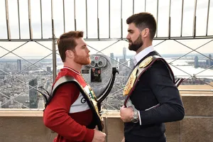Canelo Alvarez (trái) mặt đối mặt với Rocky Fielding trên đỉnh Tòa nhà Empire State ở New York