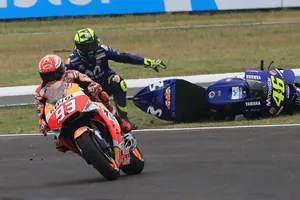 Trong khi Marquez tiến thẳng về ngôi vô địch, Dovizioso lại đo đường