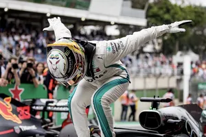 Hamilton trang trọng cúi đầu chào khán giả sau chiến thắng ở Sao Paulo