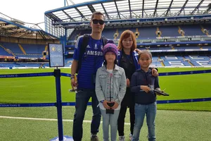 Anh Nguyễn Linh và gia đình ở sân Stamford Bridge
