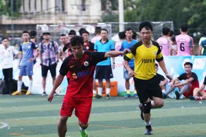 Siêu phủi Tuấn Vinh (áo đỏ) sẽ lĩnh xướng lối chơi của Phú Ninh FC