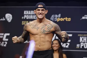 Khabib nói Poirier quá yếu đuối