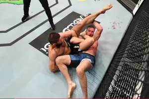 Cú siết cổ tam giác cuối cùng trong sự nghiệp của khabib