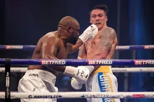 Usyk có một trận đấu đầy khó khăn khi đấu chisora