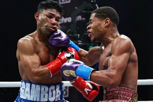 Haney đấm trúng mặt Gamboa