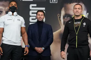 AJ và Pulev trong buổi cân trọng lượng