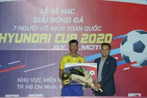 Tuấn Vinh nhận giải Cầu thủ xuất sắc nhất SPL-S3 (Ảnh Dũng Phương)