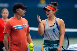 HLV Bruneau tích cực giúp Andreescu hồi phục sau chấn thương