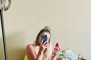 Trái cây - dâu tây là thức ăn khoái khẩu của "tiểu mỹ nhân" Kostyuk trong quá trình cách ly