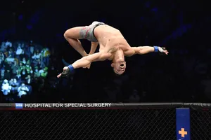 Màn ăn mừng chiến thắng ngoạn mục bằng nhào lộn của Chandler