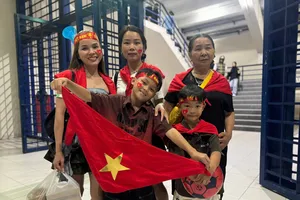 Đông đảo CĐV Việt Nam làm nóng không khí sân Si Jalak Harupat. ẢNH: TÂM HÀ