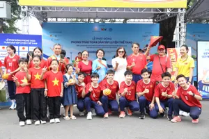 Đông đảo người dân, các HLV, VĐV,... tham gia Lễ phát động Phong trào toàn dân tập luyện thể thao năm 2026. Ảnh: LƯỢNG LƯỢNG