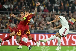 Mbappe ghi bàn trong trận thắng AS Roma 4-3. Ảnh THX
