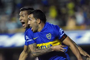 Tevez là một trong những cầu thủ hiếm hoi chuyển từ Man United sang Man City. Ảnh: THX