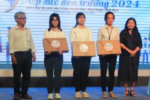 Tiếp sức đến trường cho tân sinh viên có hoàn cảnh khó khăn của 3 tỉnh Nam Trung bộ