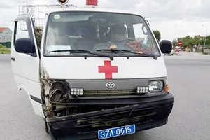 Va chạm giao thông, tài xế xe cứu thương đuổi chém tài xế xe tải