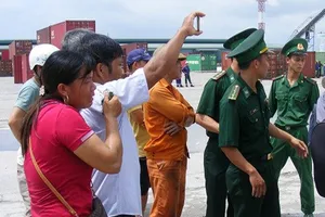 Người thân bật khóc khi thi thể thuyền viên được đưa vào bờ