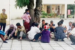 Người nhà tập trung tại bệnh viện yêu cầu làm rõ nguyên nhân cái chết của anh H. Ảnh: T.C