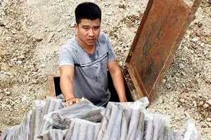 Đối tượng Nguyễn Nhân Trường và tang vật. Ảnh: CA cung cấp