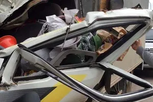 Đang chạy xe, bị khối sắt văng trúng, tài xế mắc kẹt trong cabin