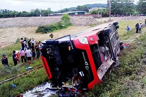 Lật xe giường nằm, 2 người chết, 7 người bị thương