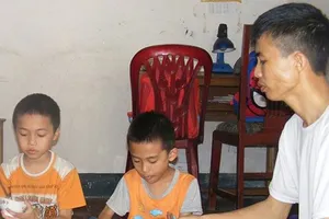 Báo SGGP trao tiền hỗ trợ 3 bố con bị bệnh tan máu bẩm sinh tại Nghệ An