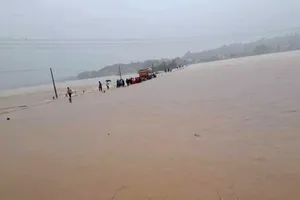 Mưa lũ gây chia cắt nhiều nơi 			