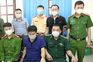 Đối tượng Phạm Xuân Tài (hàng ngồi, ở giữa). Ảnh: Công an cung cấp