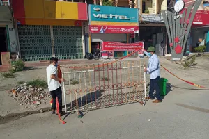 Tổ giám sát, phòng, chống dịch Covid-19 hỗ trợ lực lượng chức năng cách ly, giãn cách khu vực có dịch. Ảnh: CDC Thanh Hóa