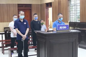 4 bị cáo (đứng) tại tòa. Ảnh: L.N.