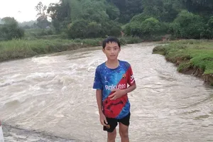 Em Lục Đình Tâm và nơi xảy ra vụ việc.  Ảnh: Đoàn xã Tân Thành