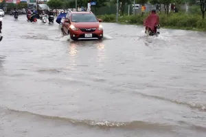 Mưa lớn tại Thanh Hóa, Nghệ An gây ngập úng nhiều nơi, một cháu bé bị nước cuốn mất tích