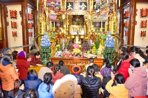 Hàng ngàn người chen chân đi lễ Na Sơn động phủ đầu năm