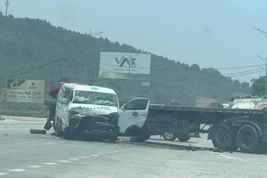 Xe cứu thương va chạm xe đầu kéo, 3 người thương vong