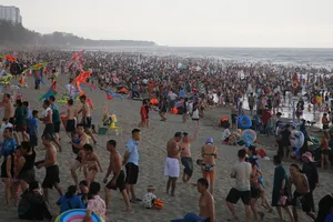 Biển Sầm Sơn "ken đặc" người dịp cuối tuần