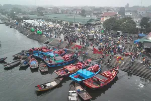 Choáng ngợp với bến - chợ cá chỉ họp lúc nửa đêm về sáng
