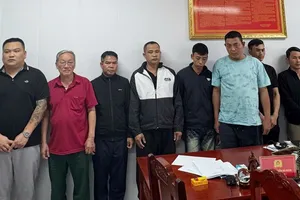 Khởi tố 12 đối tượng khai thác cát trái phép trên sông Chu